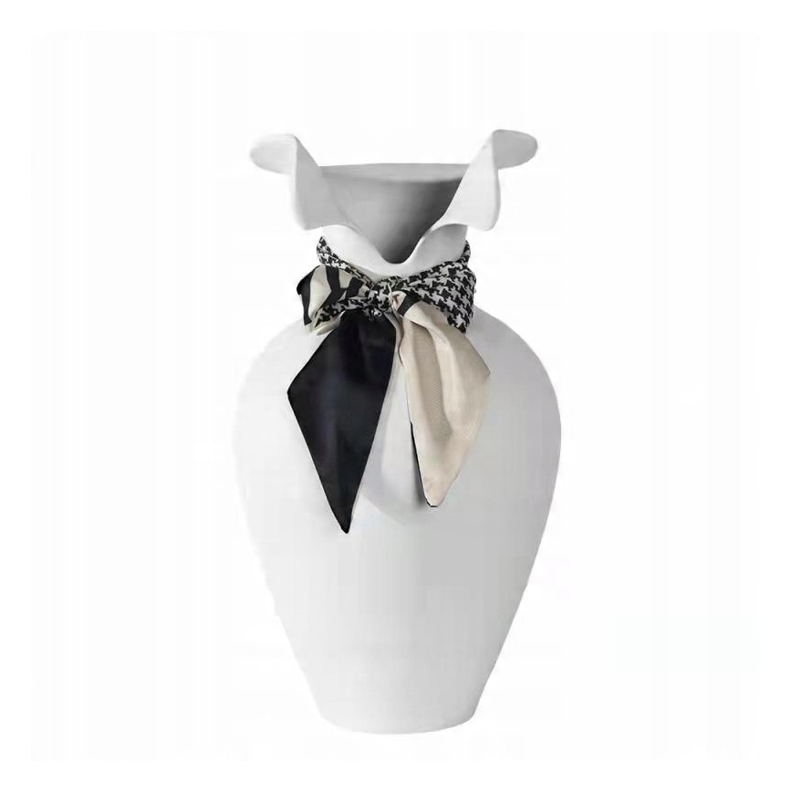 Vit keramisk vas 41,5 x 23 cm